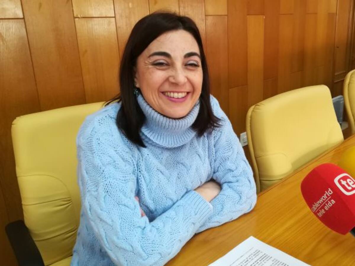 Elda crea colonias para alimentar a los gatos callejeros