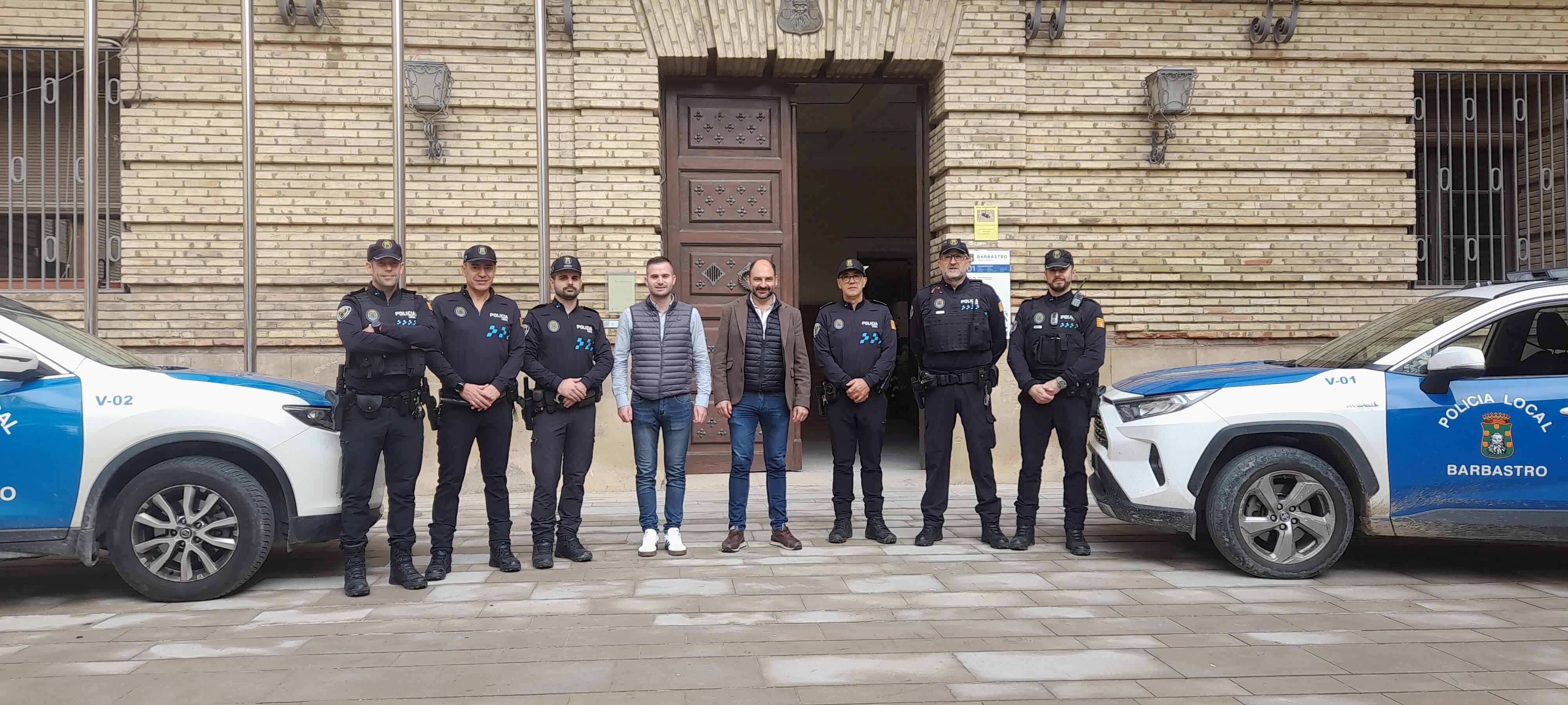 Los seis miembros de la policía local con el alcalde de Barbastro y el concejal de servicios. Foto: Ayuntamiento de Barbastro