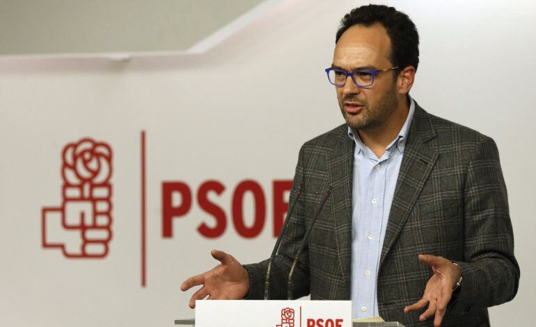 El portavoz del grupo parlamentario socialista en el Congreso, Antonio Hernando, durante la rueda de prensa