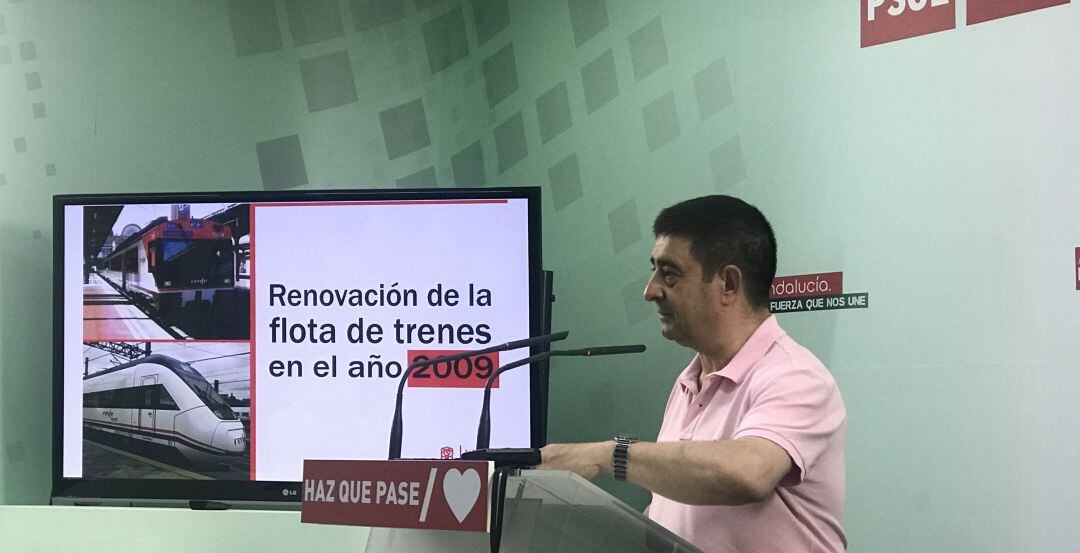 El secretario del PSOE de Jaén, Francisco Reyes, en la sede del PSOE provincial.
