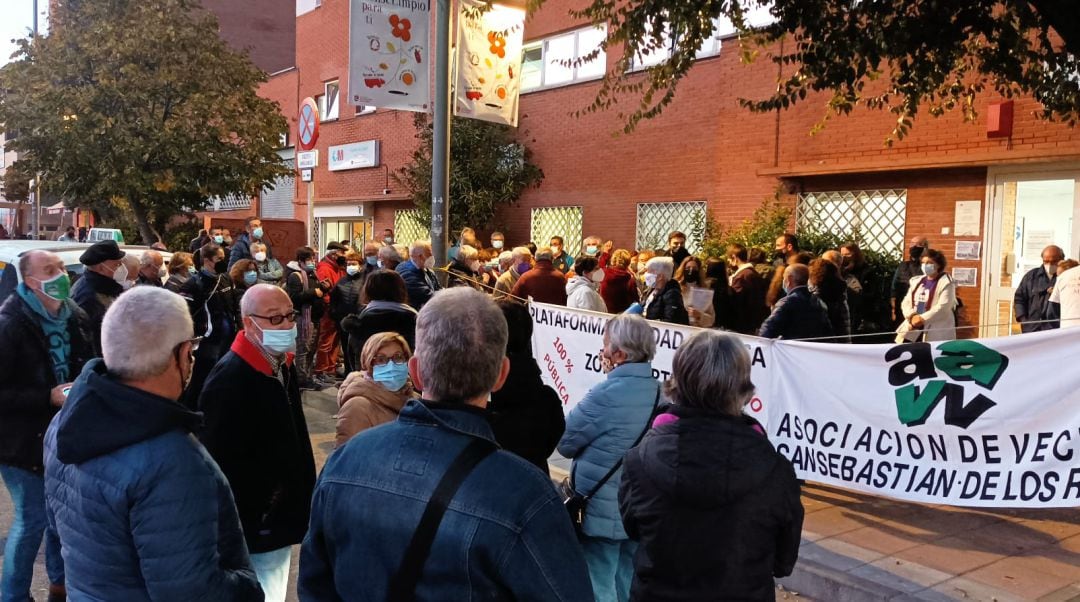 Concentración de la Plataforma Sanidad Pública de la Zona Norte frente a un centro de salud