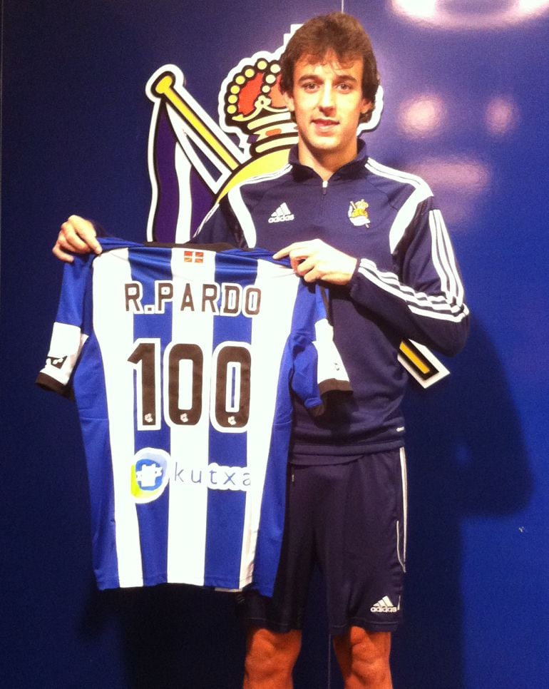 Pardo posa con una camiseta txuri-urdin con el numero 100