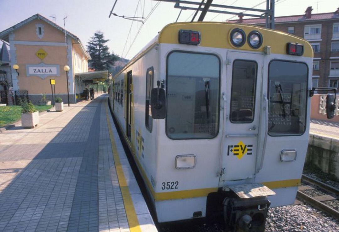 La frecuencia se ha reducido entre Karrantza y Bilbao de manera que solo hay diariamente un tren de ida y otro de vuelta.