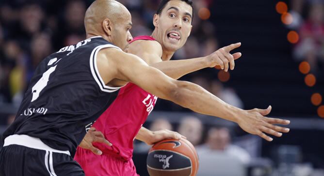 El escolta norteamericano del Bizkaia Bilbao Basket, Josh Fisher (i), defiende la posición ante el argentino Pablo Prigioni, del Caja Laboral