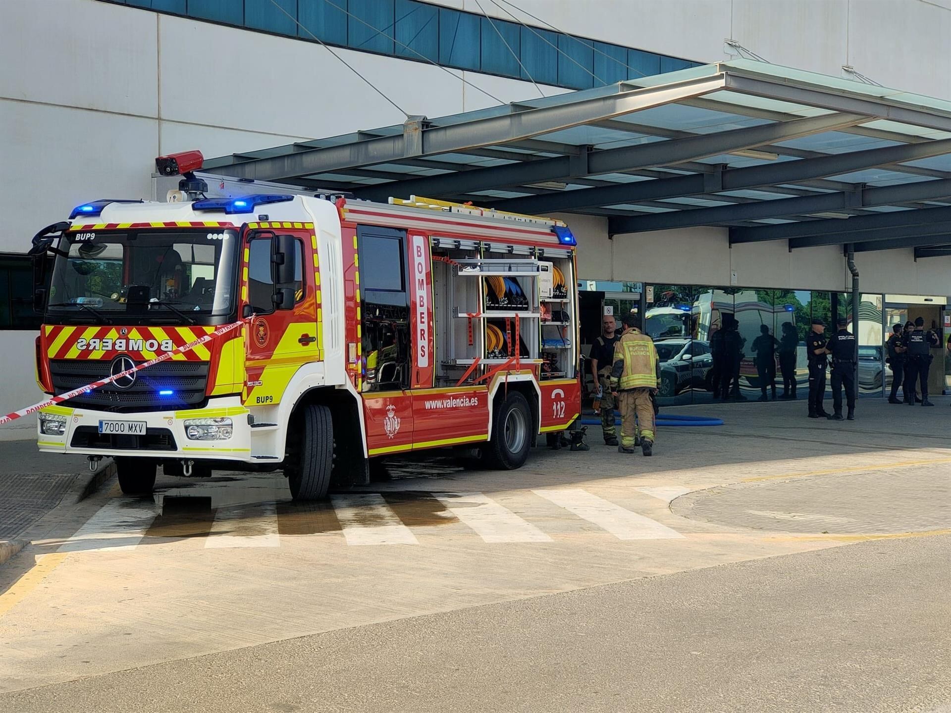 Imagen de bomberos en el incendio de La Fe de València- EUROPA PRESS