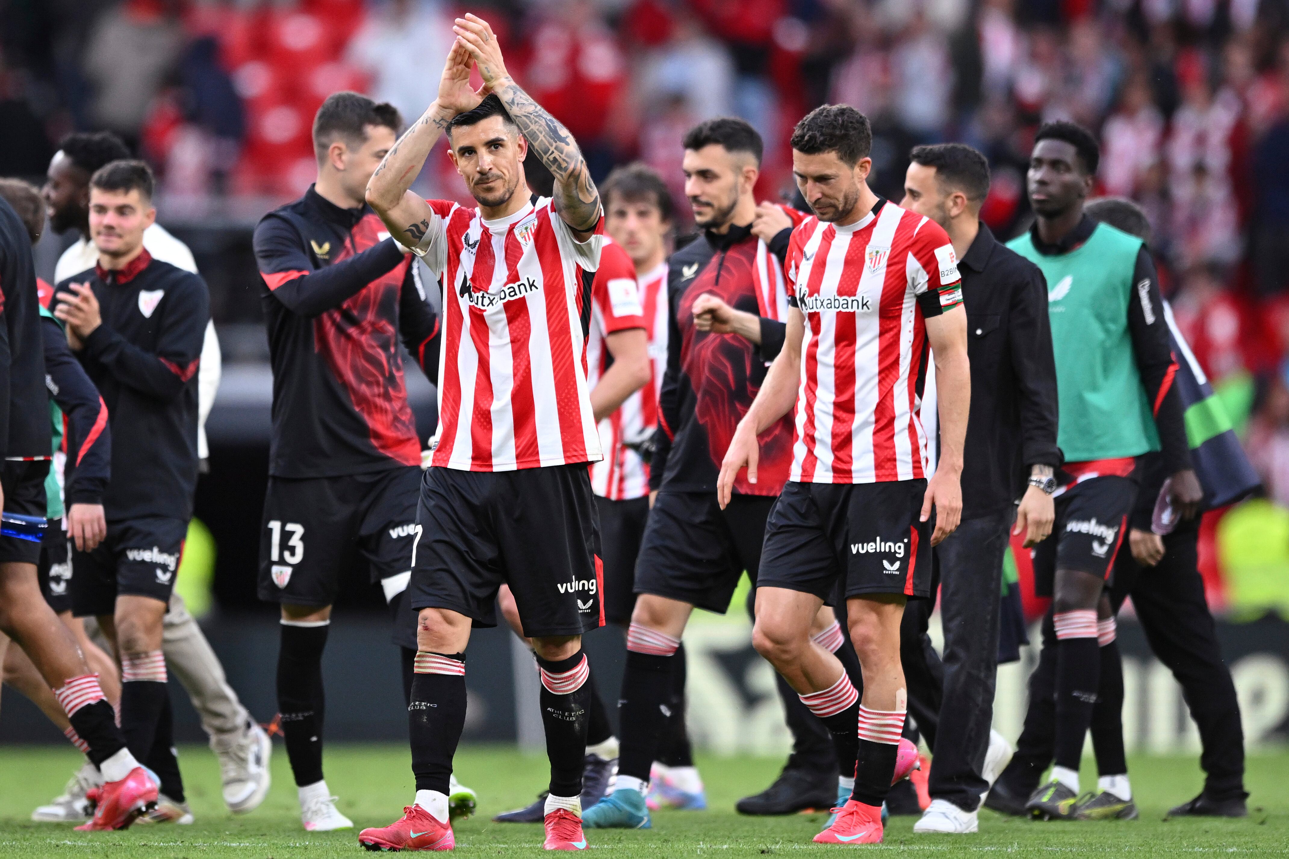 Los jugadores del Athletic celebran junto al público de San Mamés su victoria en el derbi frente al Deportivo Alavés