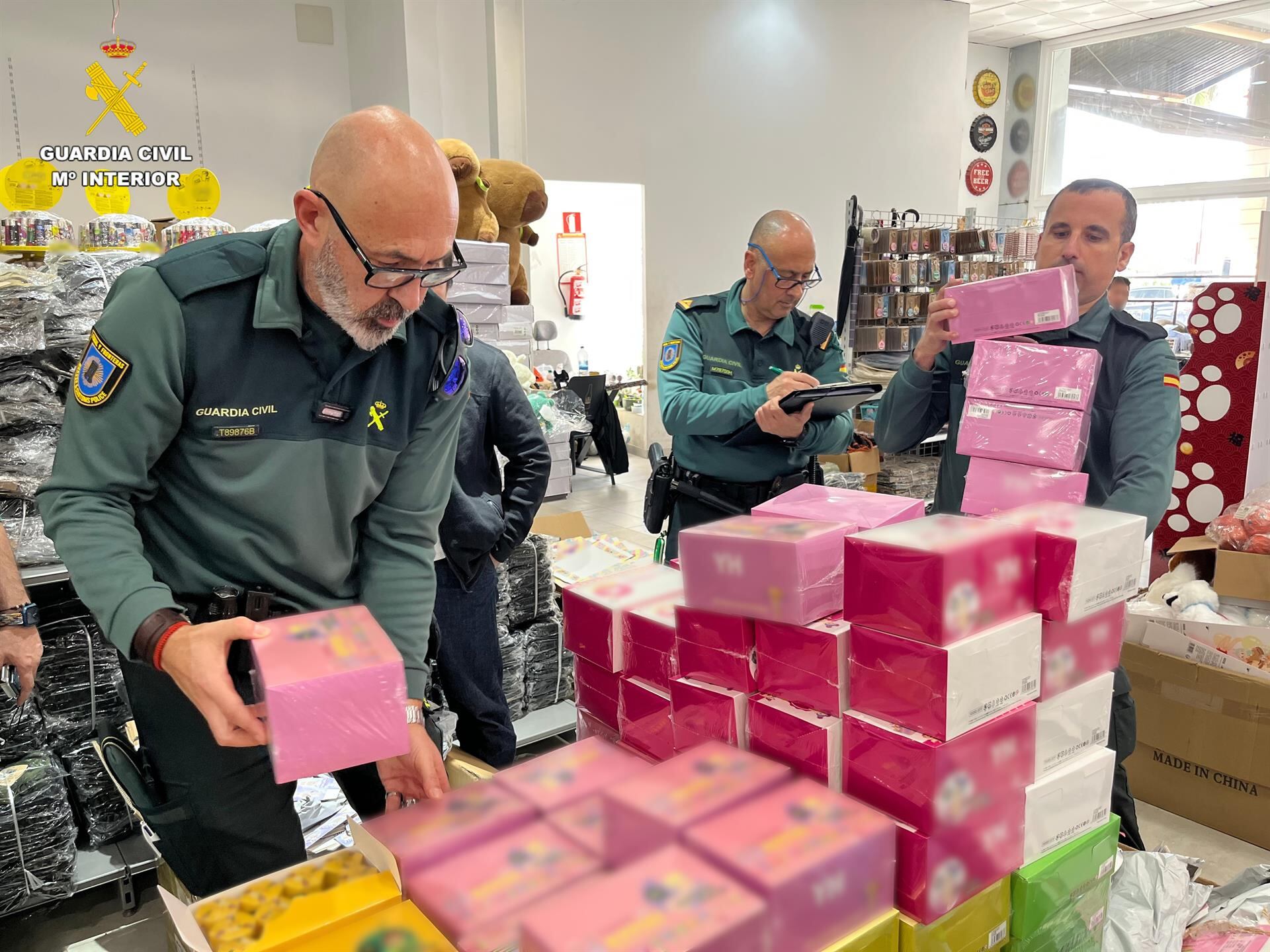 La Guardia Civil investiga a la administradora de un comercio de la localidad de Manises (Valencia) por tener de venta al público un total de 4.291 productos falsificados.