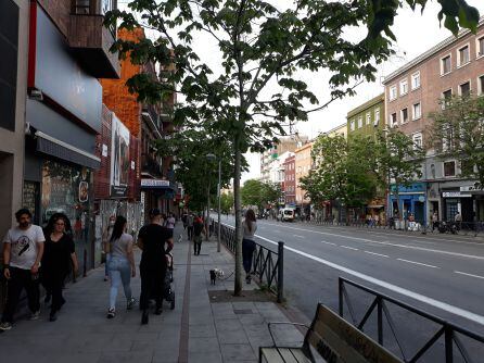 Mientras los vecinos se apelotonan en las aceras, sin poder guardar las distancias de seguridad, el espacio para los coches sigue intacto