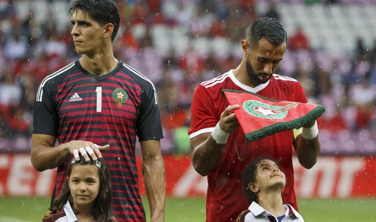 Bounou y Benatia protegen a dos niñas de la lluvia que caía en Ginebra