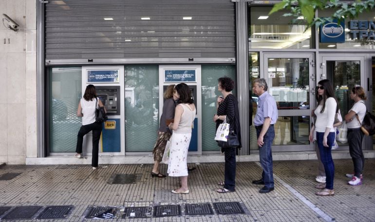 Colas ante un cajero automático en el centro de Atenas