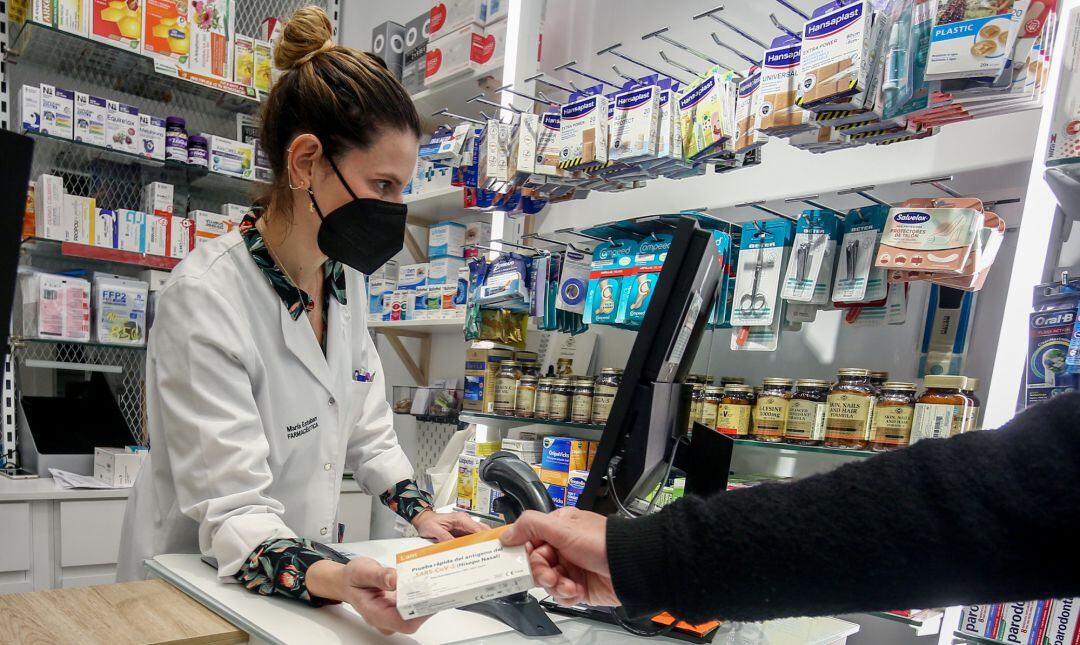 Dispensación de test de antígenos en una farmacia.