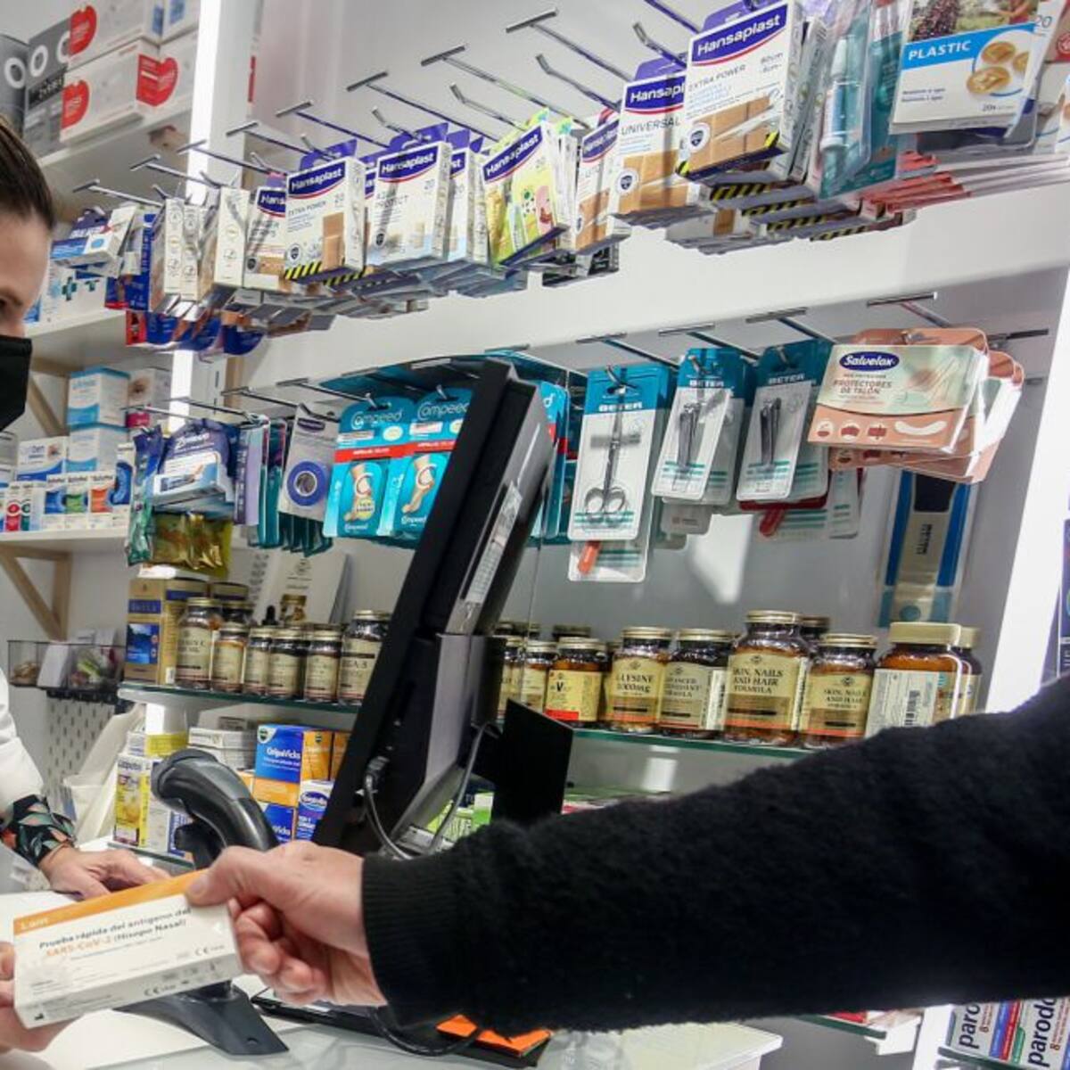 Los farmacéuticos cántabros defienden que el colectivo puede hacer "mucho más" y ofrecen su colaboración a la Administración