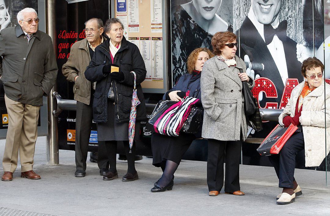 Ancianos en la parada de un autobús