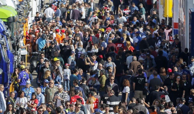 Un gran número de personas recorre el paddock durante el segundo día de entrenamientos del Gran Premio de la Comunitat Valenciana de Motociclismo, en el Circuito Ricardo Tormo de Cheste (Valencia)