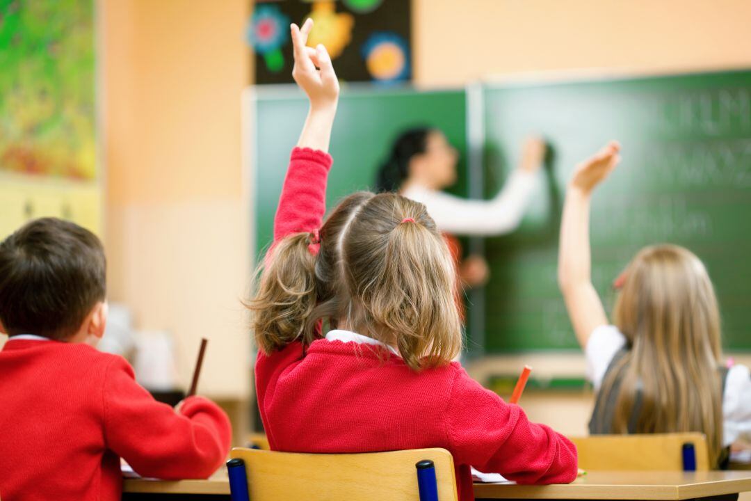 Alumnos atendiendo las explicaciones de la profesora. 