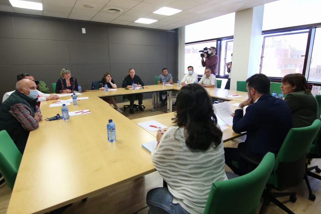 Imagen de la reunión mantenida por el PSOE de Castilla y León con los trabajadores de Siro en Palencia