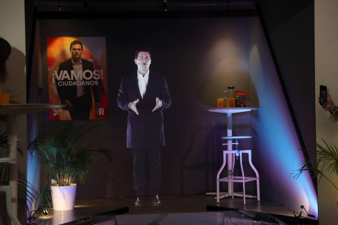 El líder de Ciudadanos Albert Rivera, proyectado mediante un holograma, durante el inicio de campaña electoral que el partido naranja celebra esta noche en la sede del partido en Madrid