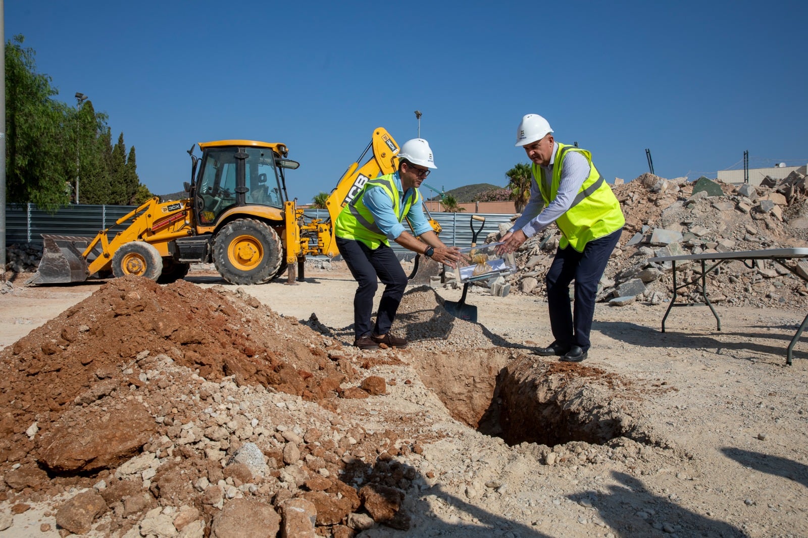 Imagen del acto de colocación de la primera piedra