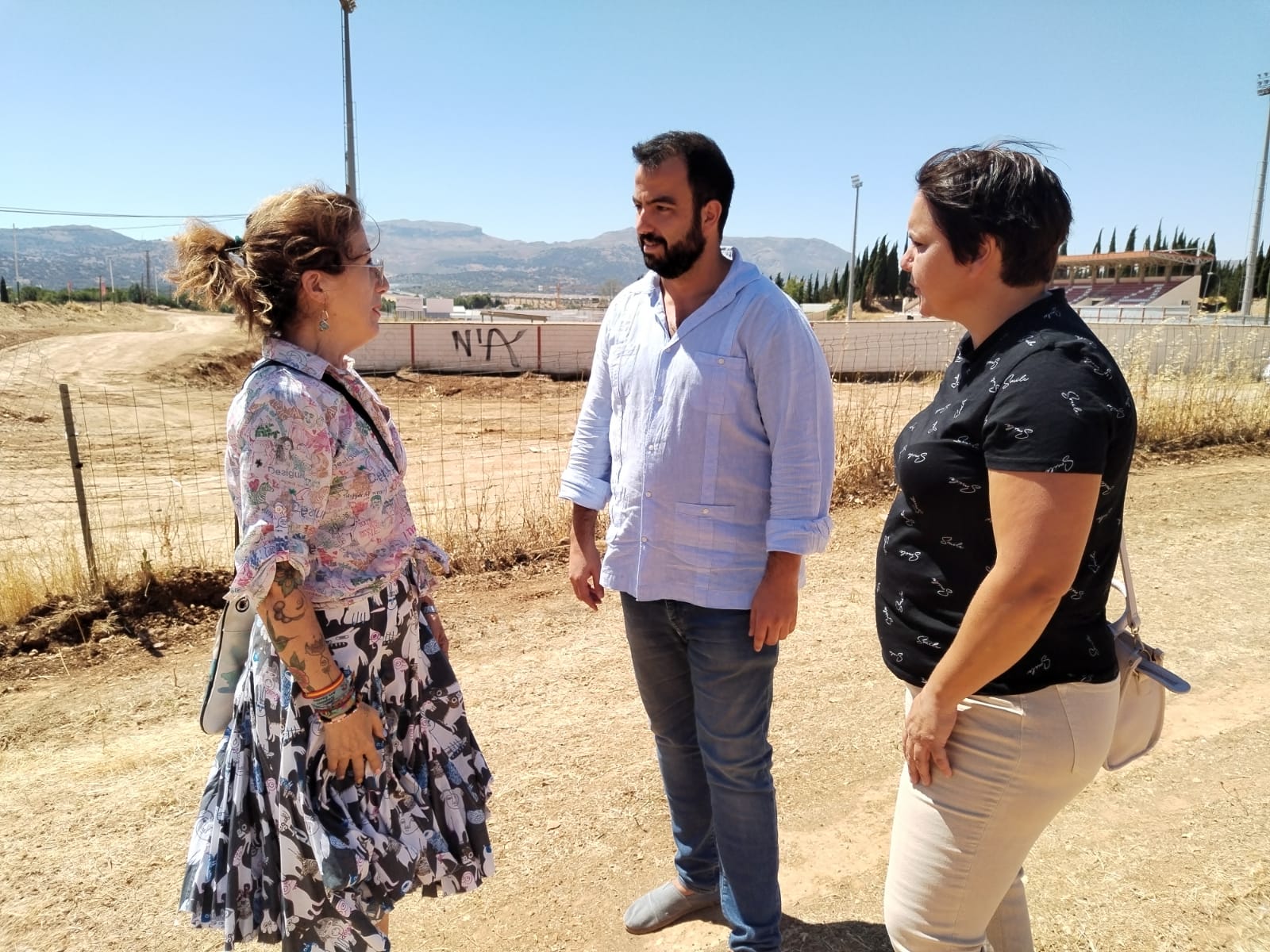 Carmen Torres, presidenta de Ayuca y Reme Valero, de la Asociación Síndrome de Down de la Serranía, junto al concejal de Tráfico, Alberto Serrano