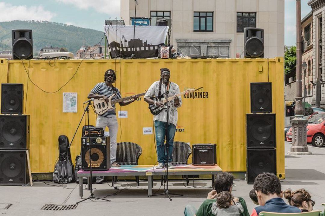 Músicos actuando en un acto organizado por Koop SF 34