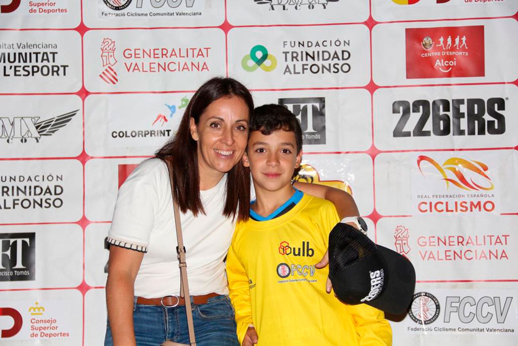 Xavi Cherro junto a su madre, María Belda, hija del exciclista contestano Vicente Belda