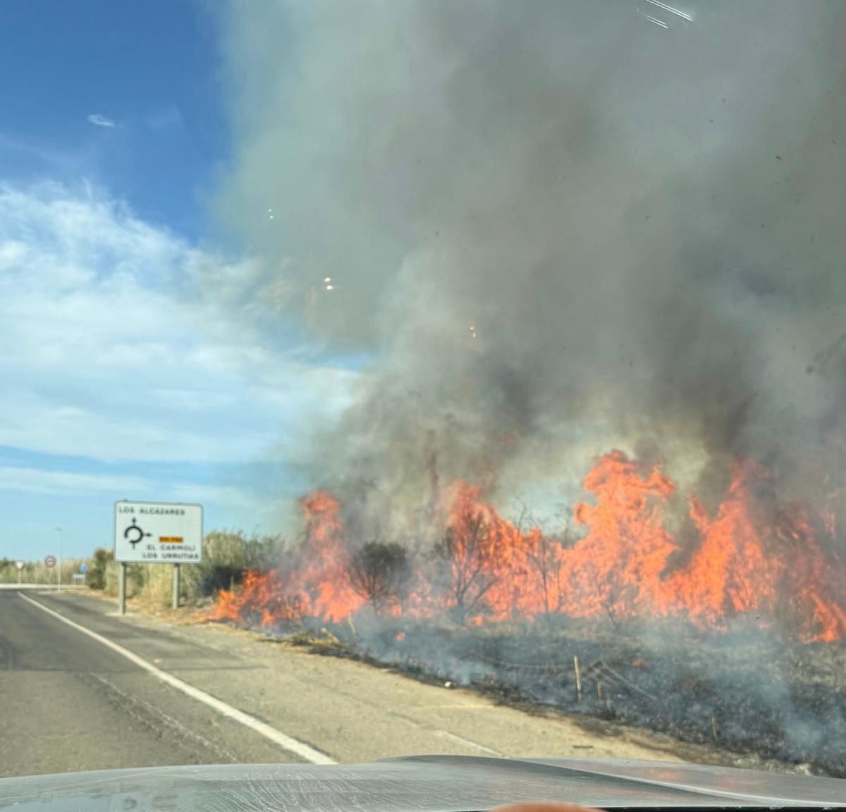 Bomberos tratan de sofocar un incendio declarado en el espacio protegido de Torre del Rame, en Cartagena