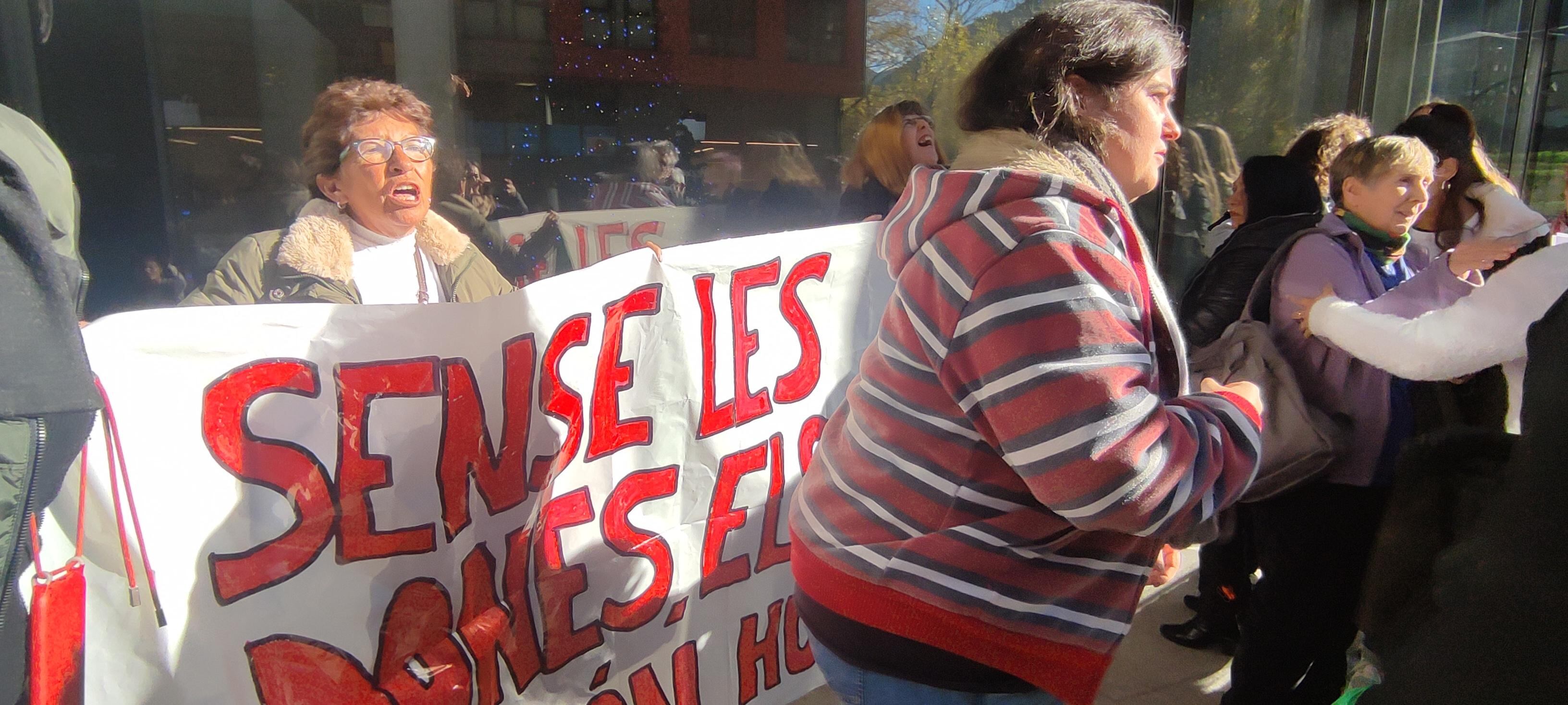 Activistes exigint l'absolució de Vanessa Mendoza Cortés al judici celebrat avui al Tribunal de Corts.