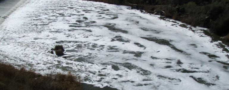 Rio Tajo con espuma