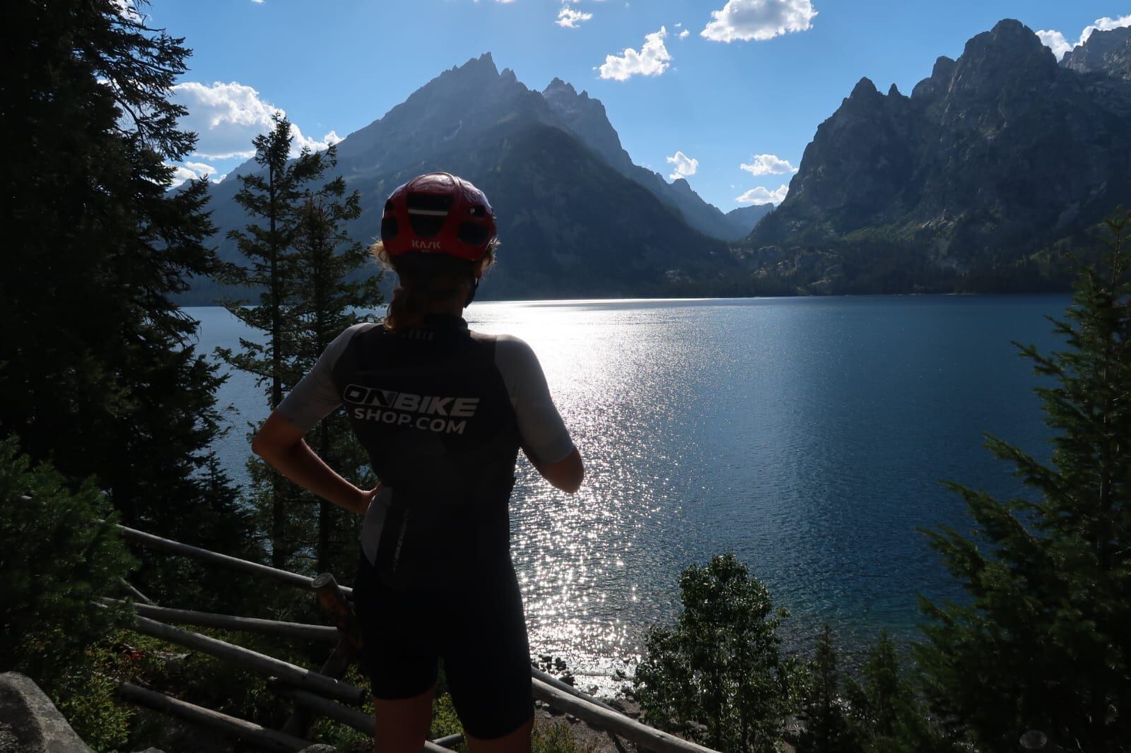 Frente a un lago en el Great Divide