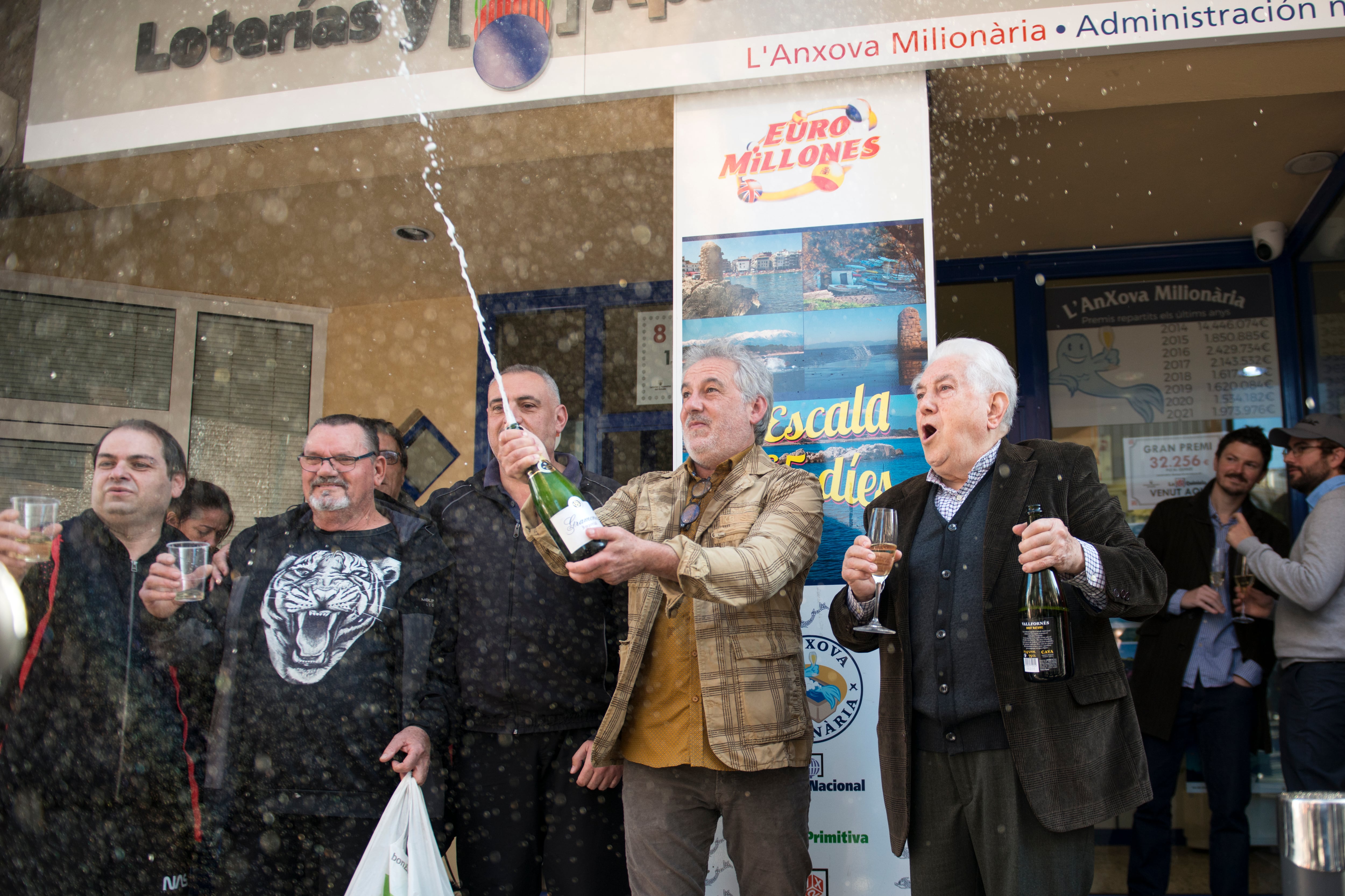 Algunos ganadores del Gordo del Niño celebrando el primer premio en L&#039;Escala (Girona)