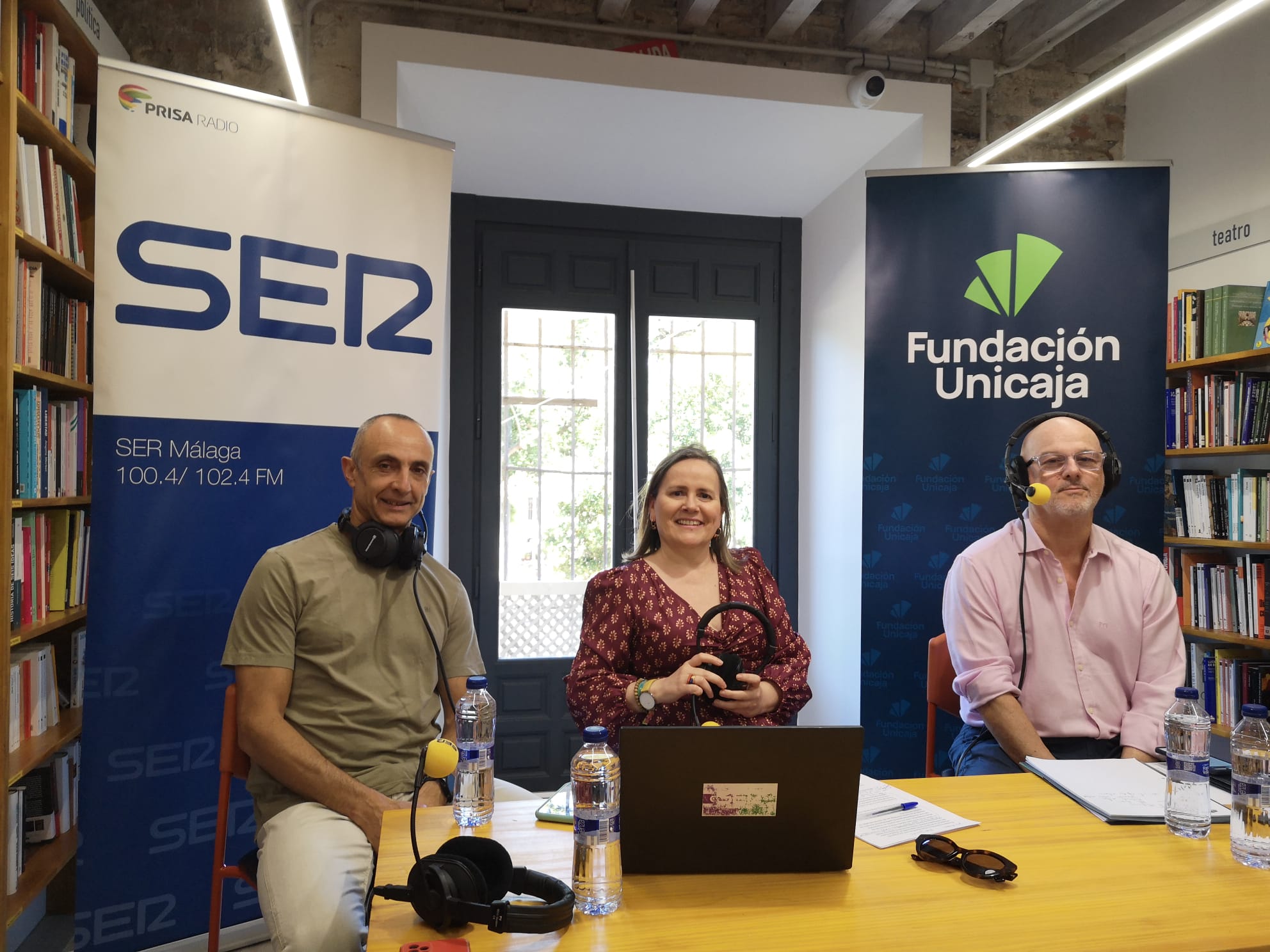 Hoy por Hoy Málaga con Fundación Unicaja desde librería Luces. En la imagen de izquierda a derecha: José Antonio Ruiz (gerente de Luces), Esther Luque (SER) y Francisco Cañadas (responsable de Literatura de Fundación Unicaja)