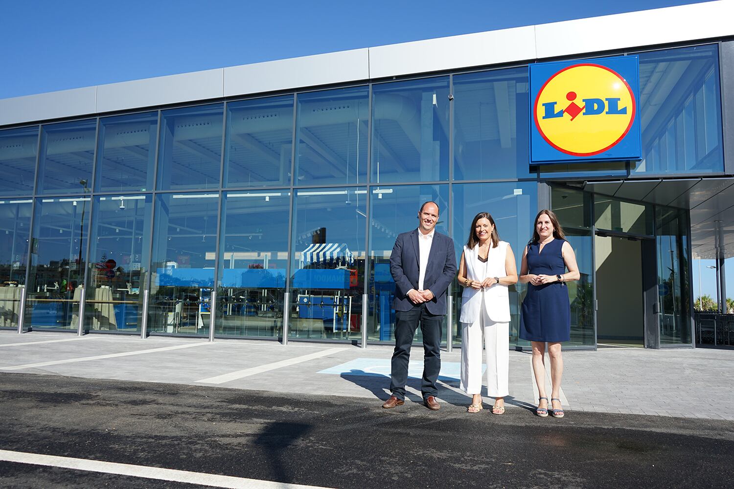 Rafael Rodríguez, gerente de Expansión de Lidl Andalucía; Patricia Cavada, alcaldesa de San Fernando; y Regla Moreno, concejal de Desarrollo Turístico y Empleo de San Fernando.