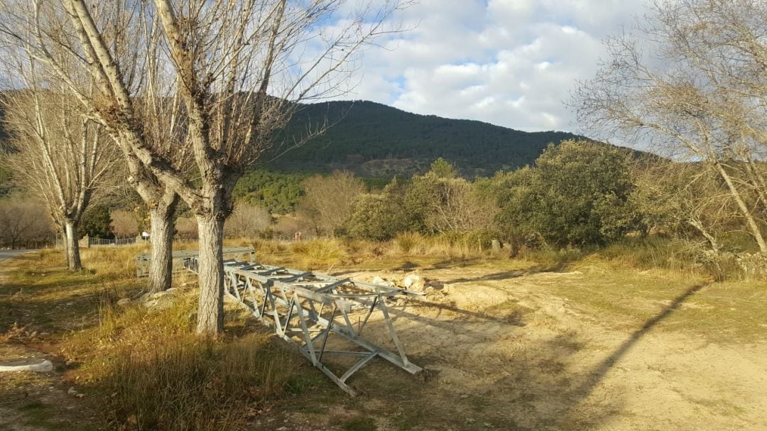 Una torreta eléctrica desmontada en el paraje de &#039;La Aliseda&#039;