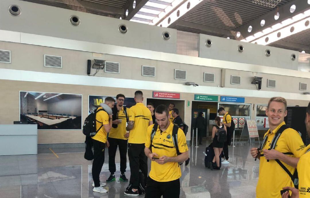 La expedición aurinegra a su llegada al aeropuerto de Pogdorica