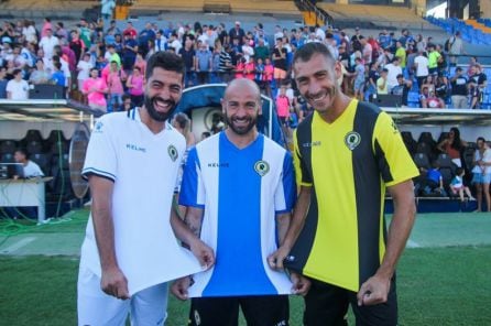 Chechu y Samuel con las nuevas camisetas