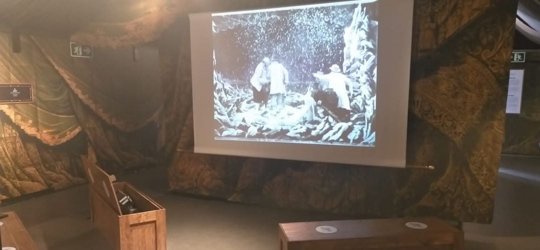 Una de las estancias de las dos casetas donde se puede ver la exposición &#039;George Méliès y el cine de 1900&#039; en Fuenlabrada.