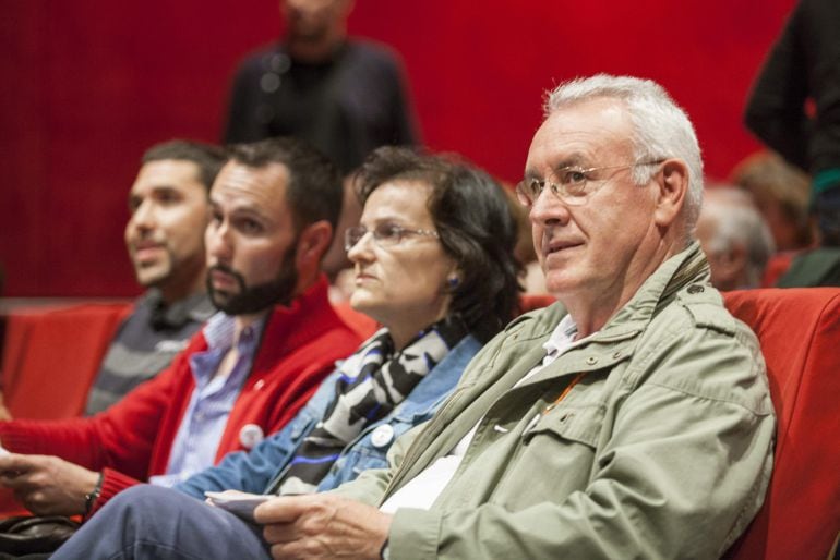 GRA349. VITORIA, 15/05/2015.- El coordinador federal de Izquierda Unida, Cayo Lara (d), junto con candidatos a las elecciones municipales y forales del próximo día 24 ha participado en un acto organizado hoy por la plataforma Irabazi en Vitoria. EFE/David