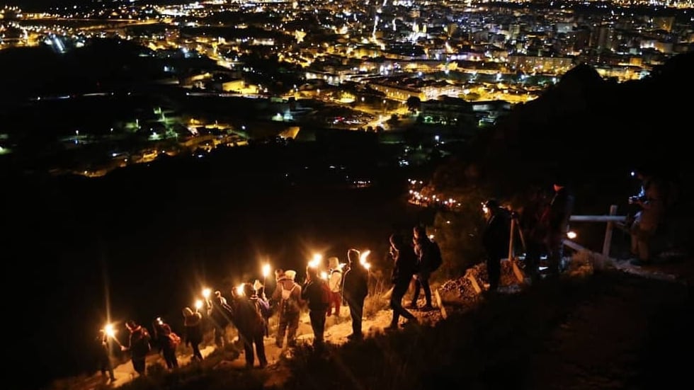 Bajada de antorchas desde el monte Bolón de Elda