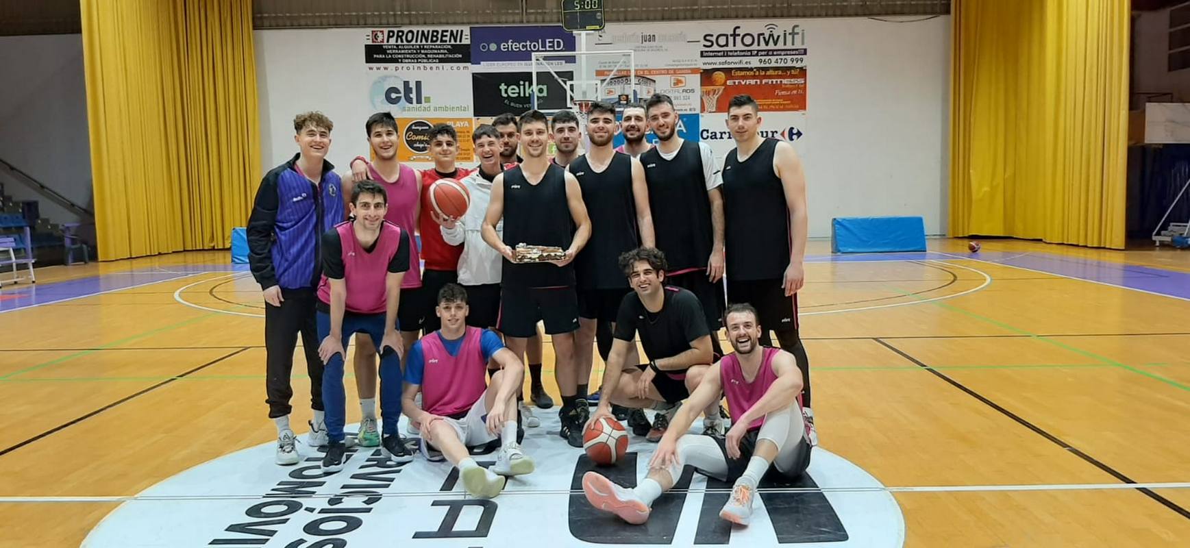 La plantilla de UpB Gandia en un entrenamiento celebrando el cumpleaños de Alan Kleinjan