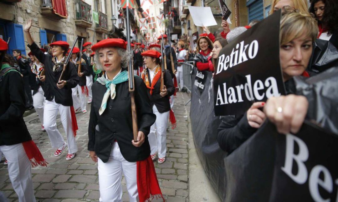 Partidarias del desfile tradicional se tapan con los carteles "Alarde de siempre" al paso de la Comapñia Jaizkibel