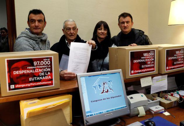 El momento de la entrega de firmas en el Congreso