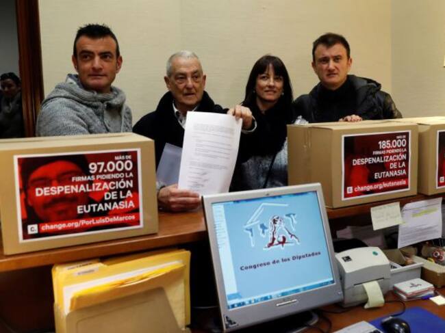 El momento de la entrega de firmas en el Congreso