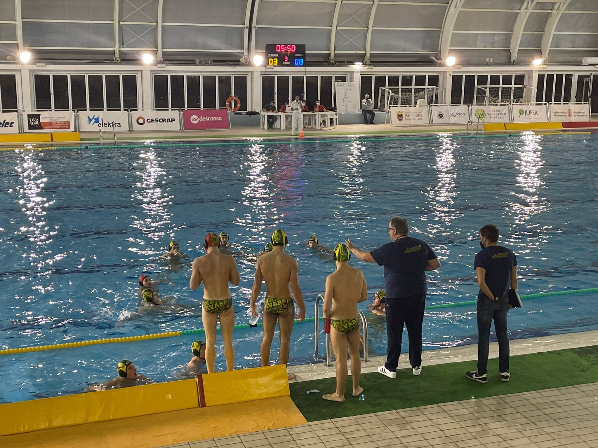 Manel Silvestre dando indicaciones a la plantilla de Waterpolo Navarra