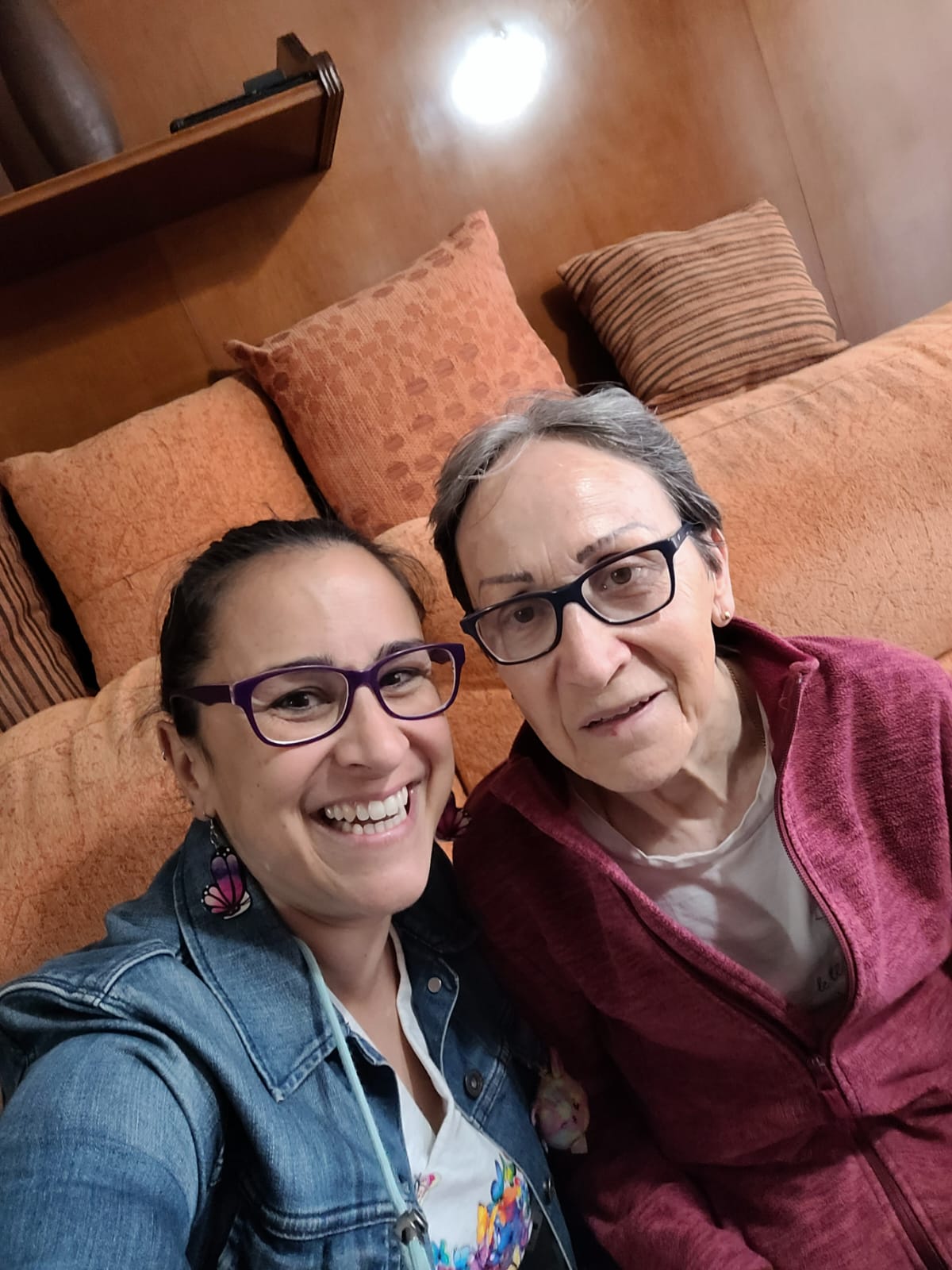 Sara sonríe y posa con Mila