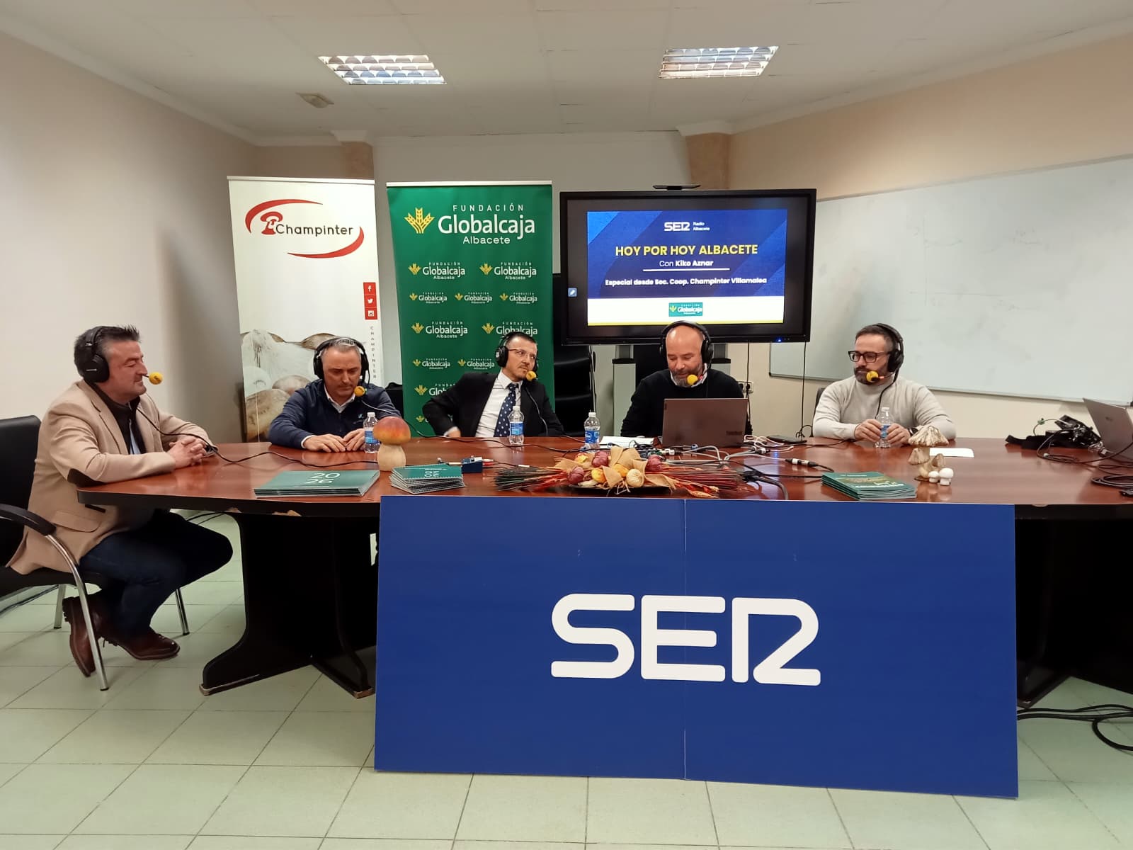 Ventura Martínez, gerente y fundador de Vinos Cándido; José Miguel Moya, director comercial de Agrometal Carrión Agrícola; Juan Miguel Rodríguez, director de la Oficina de Globalcaja en Villamalea, y Rubén Albiar, presidente de la Cooperativa San Antonio AbadVentura Martínez, gerente y fundador de Vinos Cándido

Juan Miguel Rodríguez, director de la Oficina de Globalcja en Villamalea