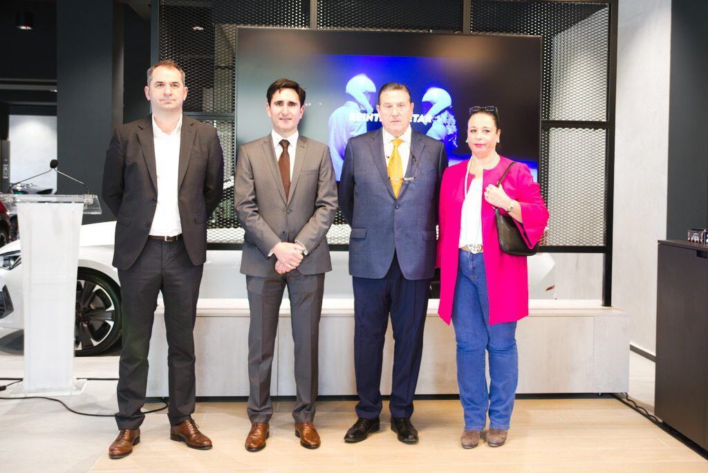 De izquierda a derecha: Jesús Hernández, director comercial de Seat/Cupra Galdakauto, Josu Cortázar, gerente del Grupo Meuri, Luis Uriona, Gerente y propietario del Grupo Meuri, Itziar Uriona, Miembro del consejo de administración.