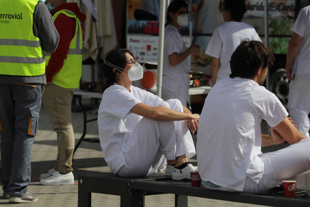 Trabajadores sanitarios se toman un descanso en el hospital temporal de Ifema, habilitado para tratar a pacientes de coronavirus, en Madrid, este viernes.