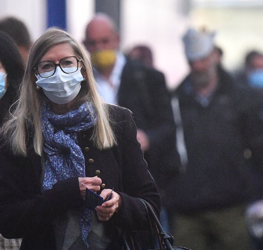 Mujeres con mascarillas 