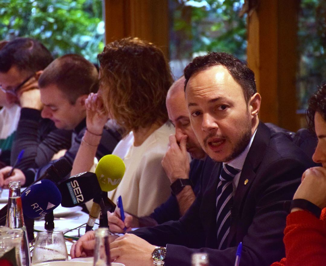 El cap de Govern, Xavier Espot, atenent les preguntes de la premsa durant el tradicional esmorzar de Nadal amb els mitjans de comunicació.