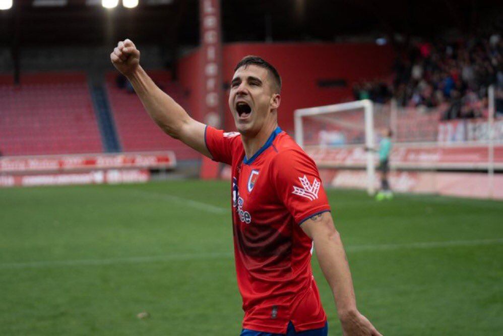 Diego Royo celebra el gol de la victoria en Los Pajaritos.